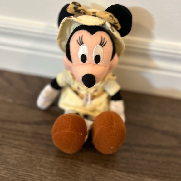 Disney Other - Disney Parks World Animal
Kingdom Minnie Mouse plush doll